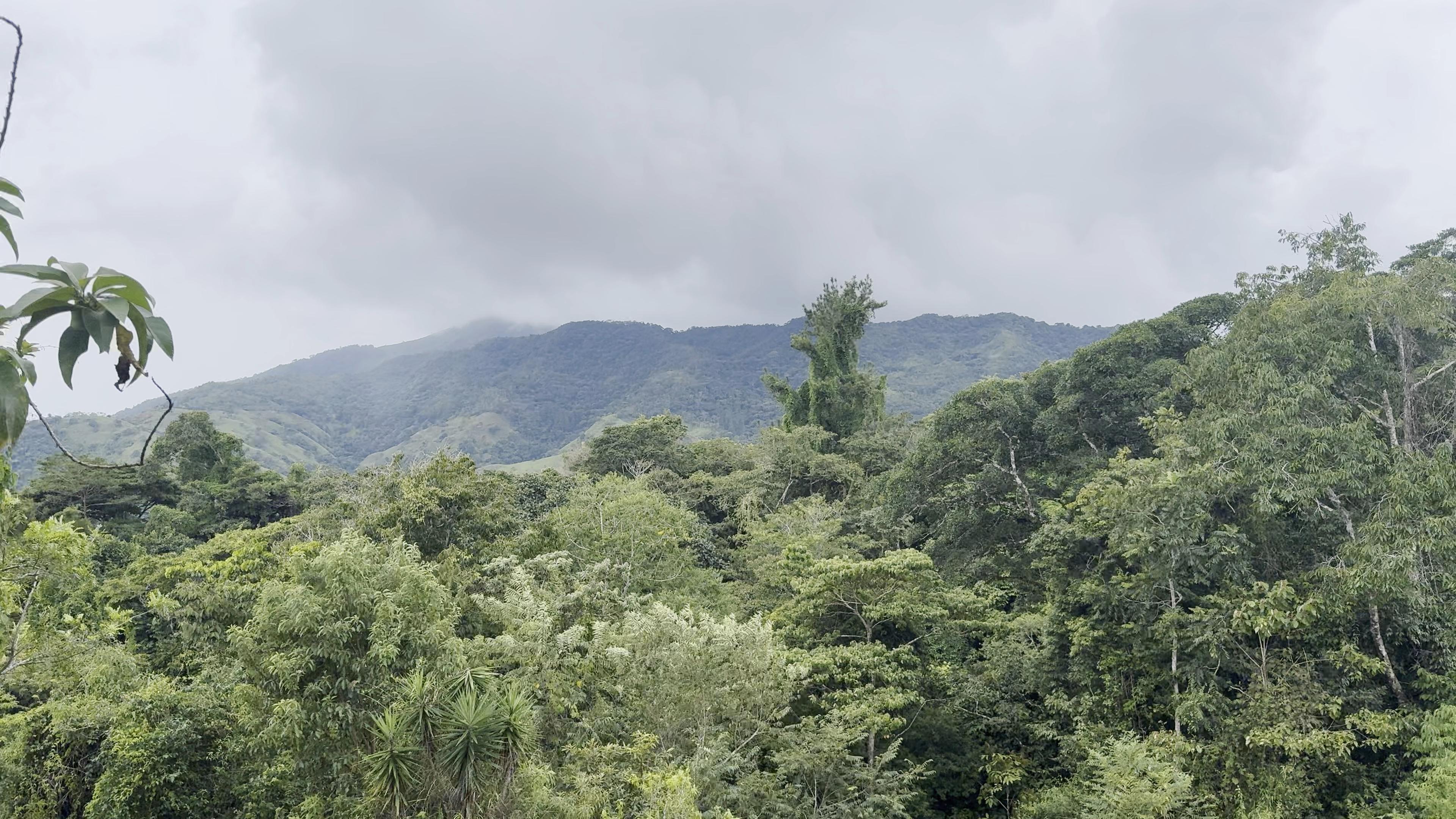 Montañas cubiertas de bosque y nubes sobre Tufares de Puriscal